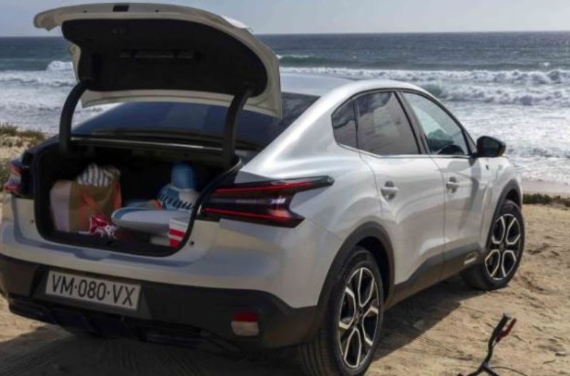 Spacious boot https://www.twall.co.uk/assets/media/citroenc4xbootspace.jpeg