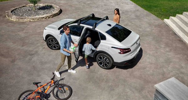 Family in the Citroen C4 X