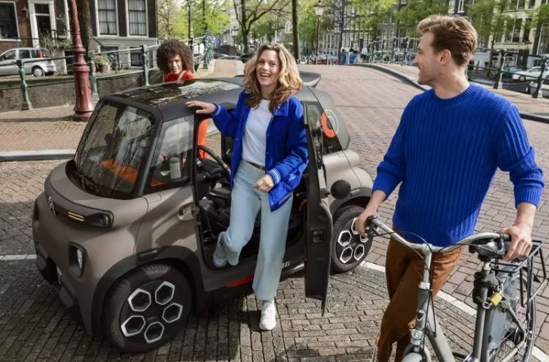 Effortless Parking https://www.twall.co.uk/assets/media/peoplegettingoutofthecitroenami.jpeg